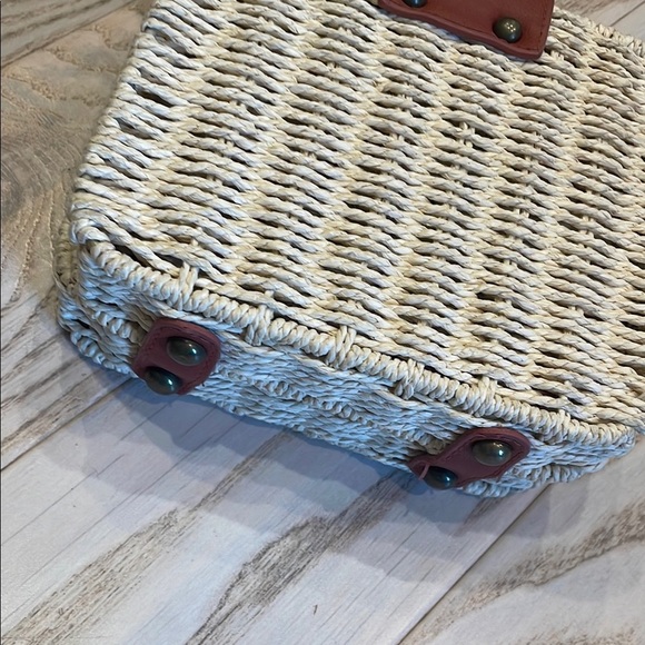 Stylish Tan and Cream Woven Crossbody Bag with floral inside never used - Picture 4 of 5